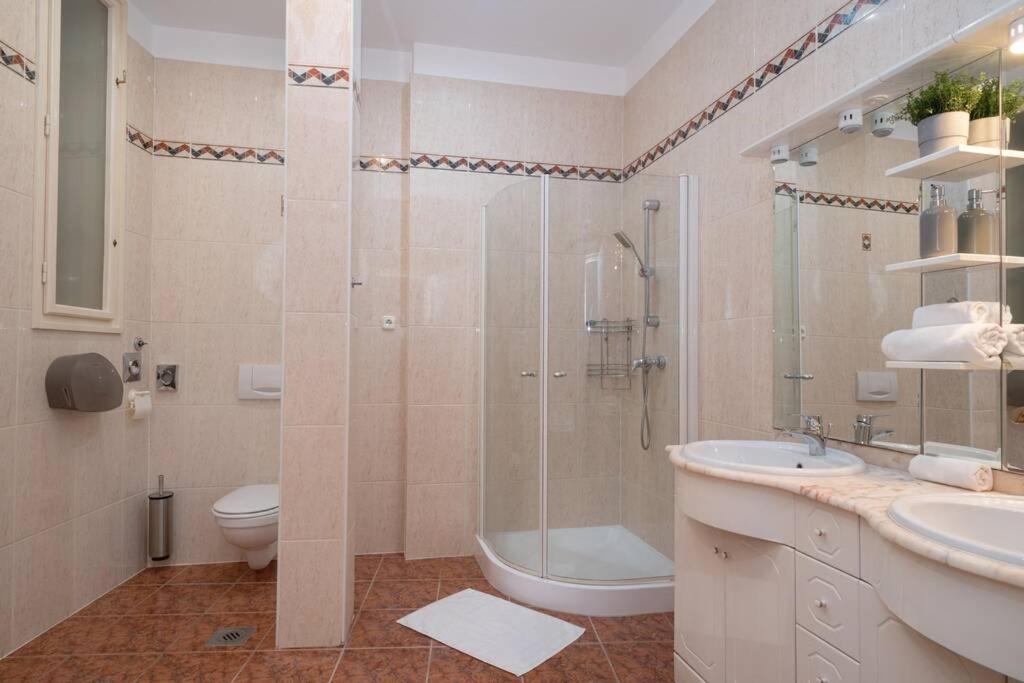 Best Located, 150 M2 5 Bedrooms Apt., Budapest Exterior foto