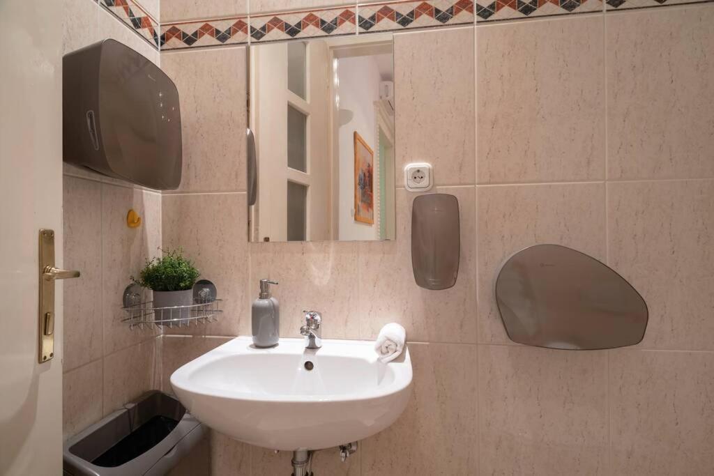 Best Located, 150 M2 5 Bedrooms Apt., Budapest Exterior foto