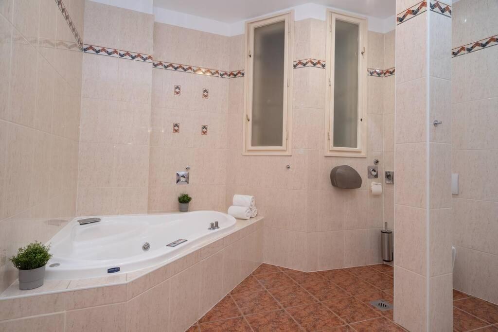 Best Located, 150 M2 5 Bedrooms Apt., Budapest Exterior foto
