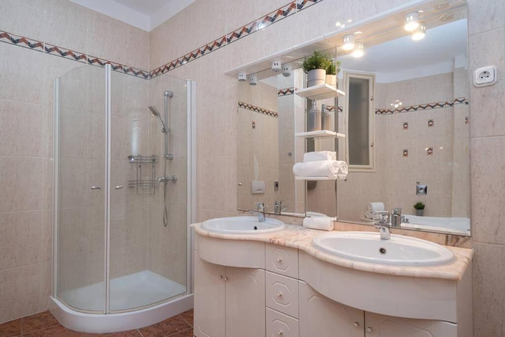 Best Located, 150 M2 5 Bedrooms Apt., Budapest Exterior foto